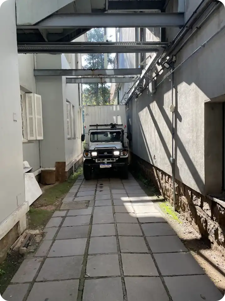 Toyota Bandeirante 4x4 da Zebra Box entregando container em local de difícil acesso